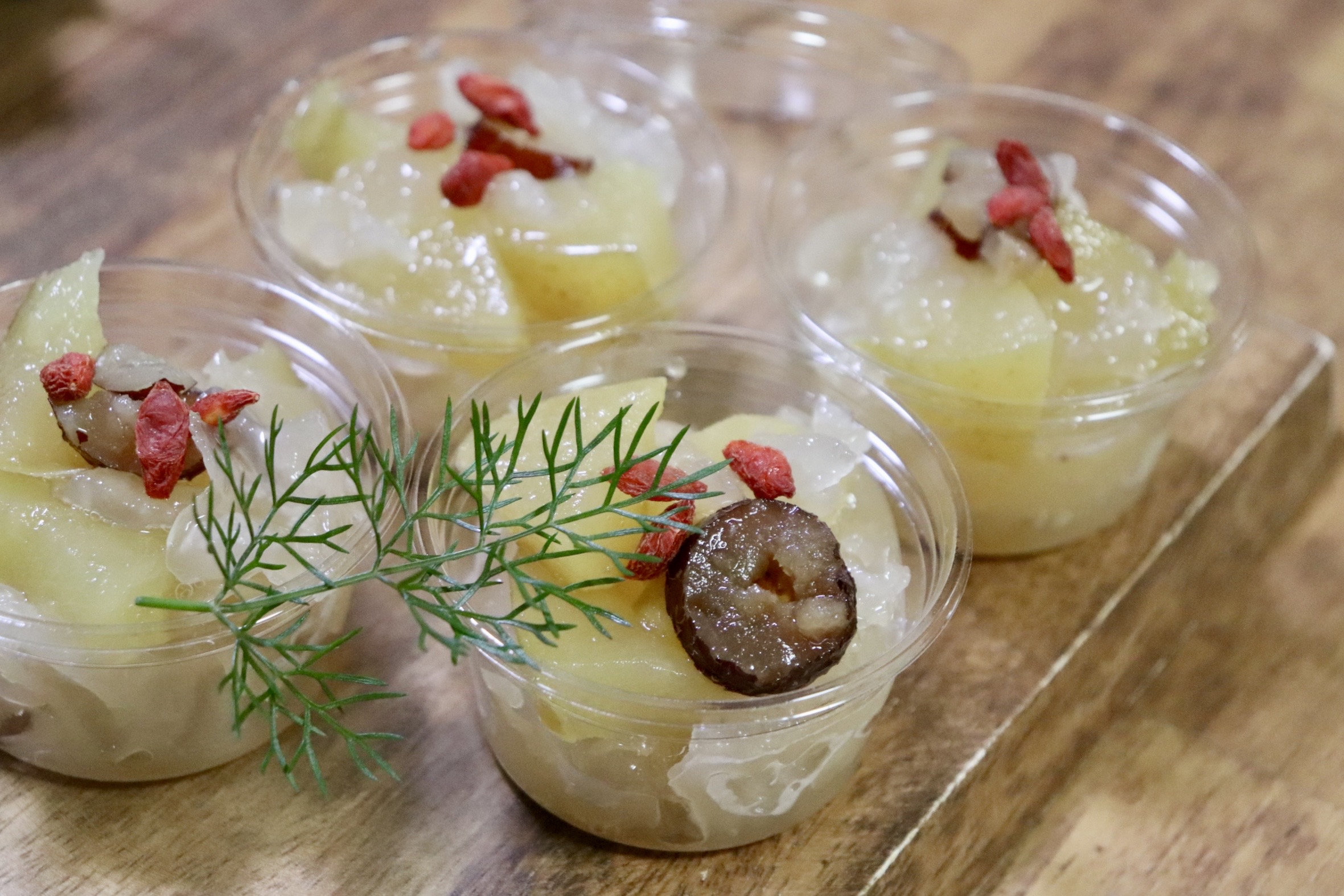 しろきくらげと梨のコンポートの写真